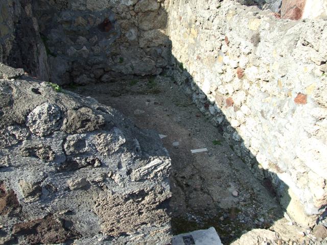 VI.7.3 Pompeii.  September 2005. Niche in North wall of Atrium.