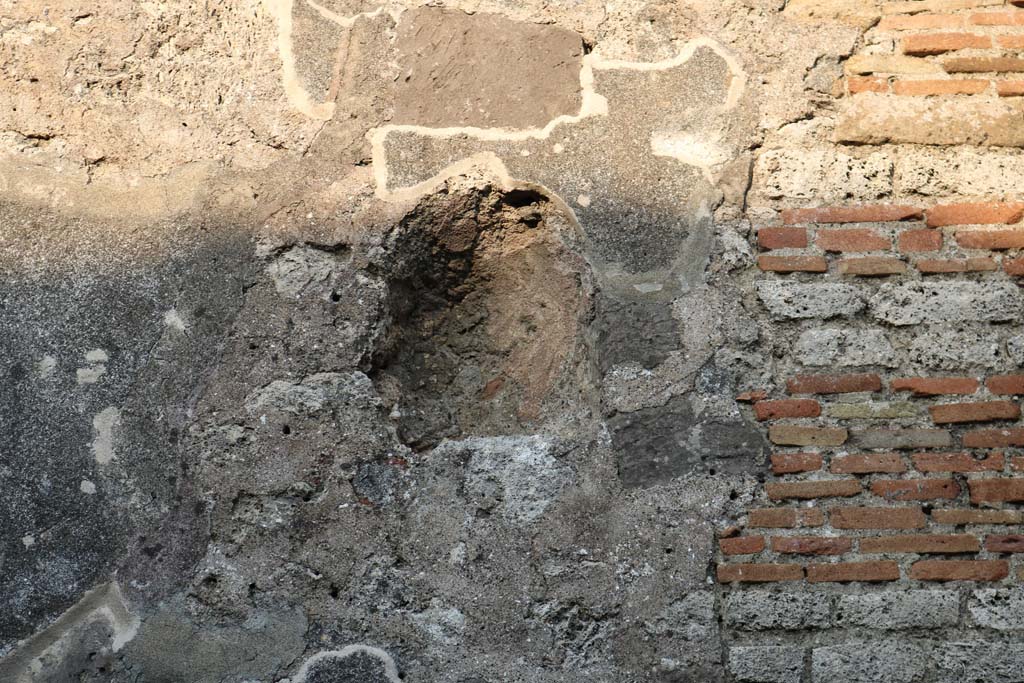 VI.7.5 Pompeii. December 2018. Niche in east wall of shop. Photo courtesy of Aude Durand.