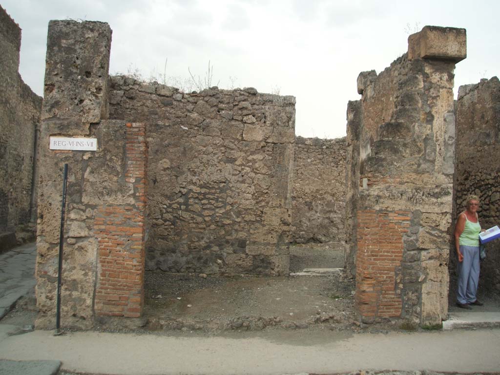 VI.7.8 Pompeii. May 2005. Looking west towards entrance doorway and west wall of shop.