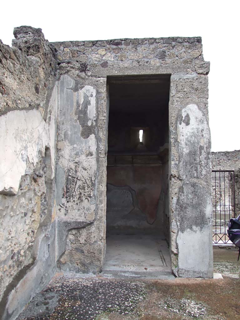 VI.7.18 Pompeii. December 2006. Doorway of room to north of entrance corridor.