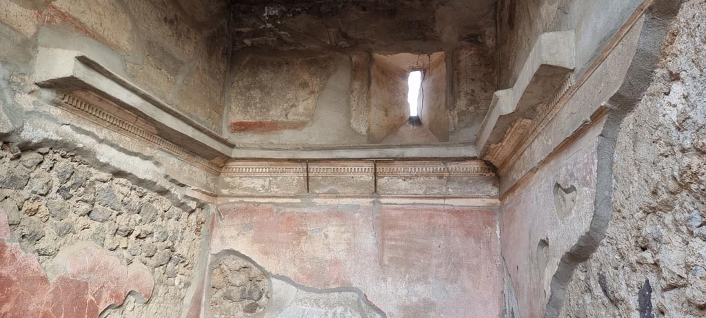 VI.7.18 Pompeii. December 2023. 
Cornice on upper walls and window in upper east wall in room to north of entrance corridor. Photo courtesy of Miriam Colomer.


