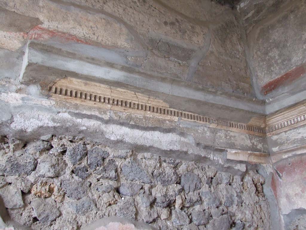 VI.7.18 Pompeii. December 2006. North wall with cornice, in room to north of entrance corridor.