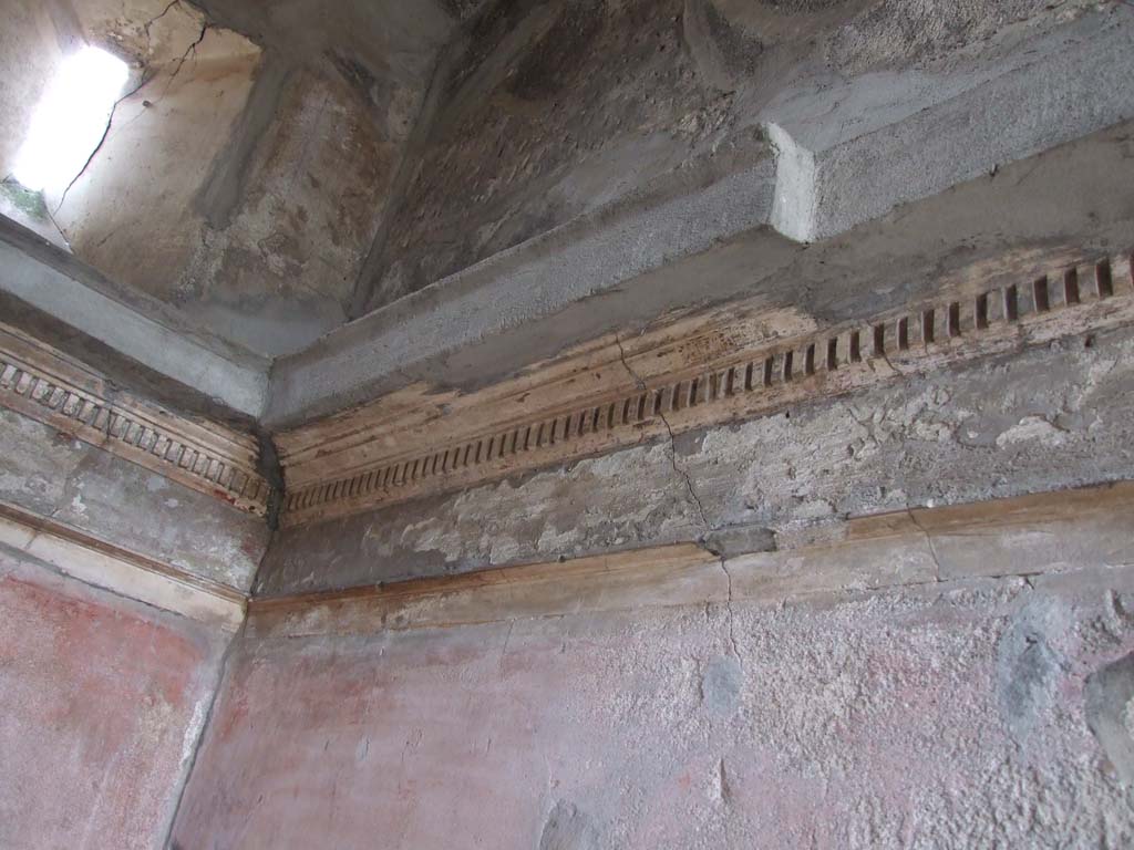 VI.7.18 Pompeii. December 2006. South wall with cornice, in room to north of entrance corridor.
