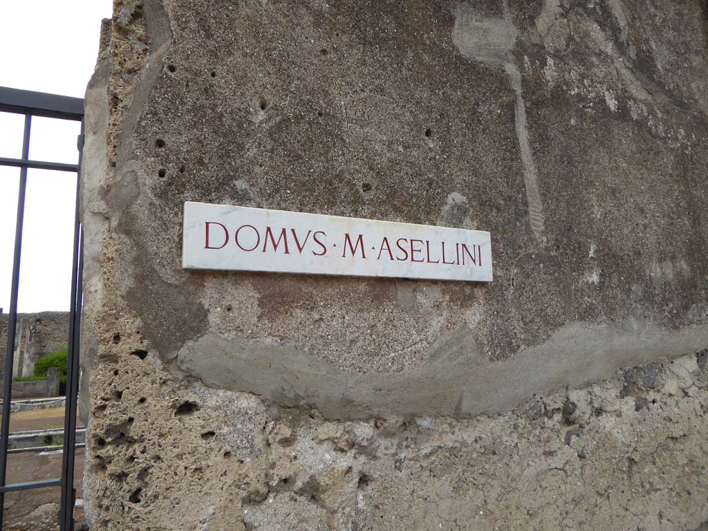 VI.7.18 Pompeii. December 2006. Entrance doorway. According to Della Corte, due to the large painting in the peristyle, this house was normally known as “of Adone ferito”. However it was also attributed to M. (…?) Asellinus, because of the finding of a seal of his servant or procurator Onomastus – 
Onomasti
M. Asellini    [CIL X 8058, 61]
See Della Corte, M., 1965.  Case ed Abitanti di Pompei. Napoli: Fausto Fiorentino. (p.47, S.5 with note 3)
According to Pagano and Prisciandaro, found in the soil excavated here in November 1835, was a mark with an inscription –
Onomasti
M(arci) Asellini    [CIL X 8058, 61]
This is now in Naples Archaeological Museum, inventory number MN 4757.  See Pagano, M. and Prisciandaro, R., 2006. Studio sulle provenienze degli oggetti rinvenuti negli scavi borbonici del regno di Napoli. Naples : Nicola Longobardi. (p.151)  PAH II, 321.

