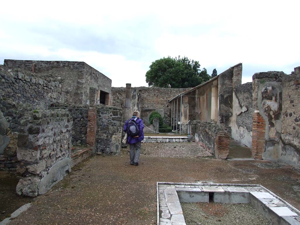 VI.7.18 Pompeii. October 2022. 
North side of atrium in north-west corner. Photo courtesy of Klaus Heese. 
