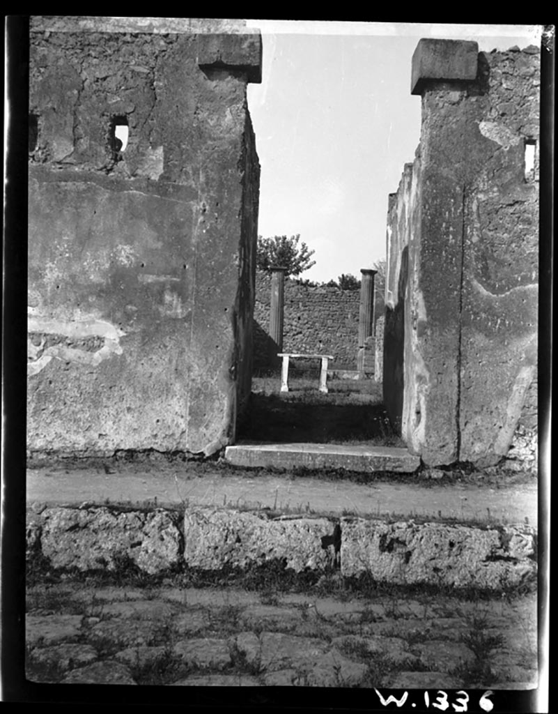 VI.7.19 Pompeii. W.1336. Entrance doorway.
Photo by Tatiana Warscher. Photo © Deutsches Archäologisches Institut, Abteilung Rom, Arkiv. 

According to Pagano and Prisciandaro, graffiti found here in October 1828, on the left side between VI.7.18 and 19, were –

Samellium aed(ilem)
Fabius rog(at)    [CIL IV 217]

Romanum aed(ilem)    [CIL IV 218]

Rufum    [CIL IV 219]

Rufum
dig(num) rei p(ublicae)    [CIL IV 220]

See Pagano, M. and Prisciandaro, R., 2006. Studio sulle provenienze degli oggetti rinvenuti negli scavi borbonici del regno di Napoli. Naples: Nicola Longobardi. (p. 140)

