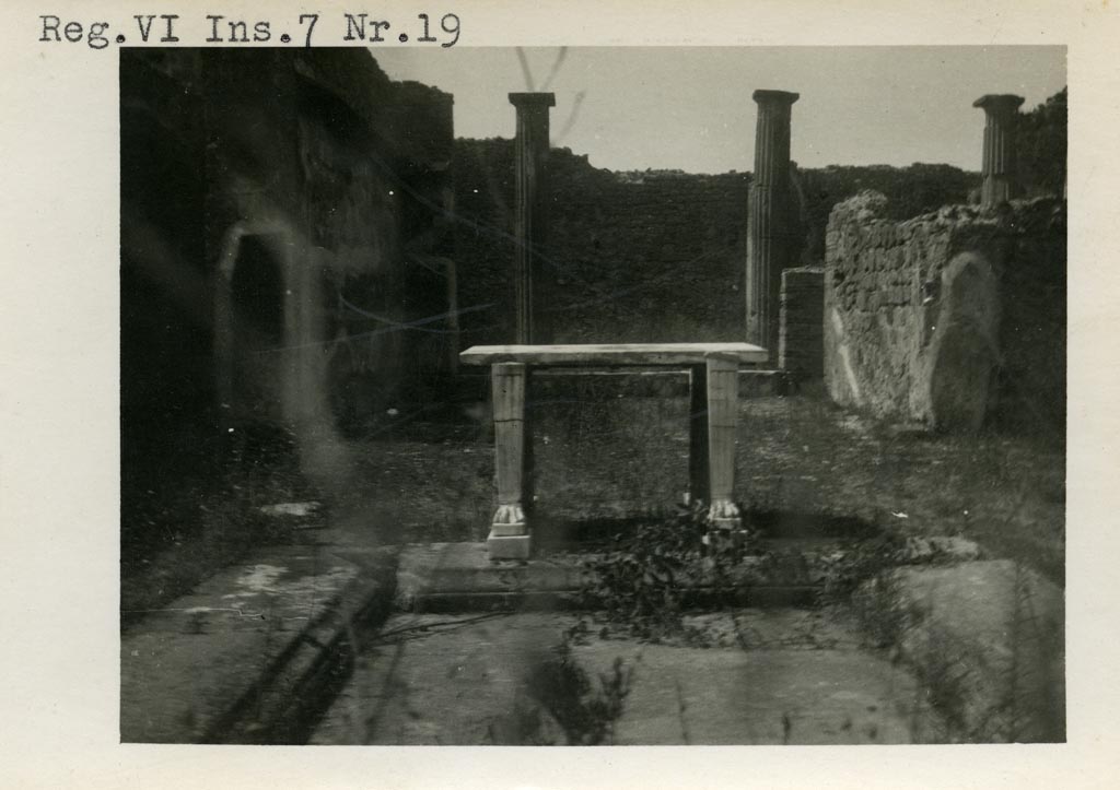 VI.7.19 Pompeii. Pre-1937-39. Looking west across impluvium in atrium towards marble table and tablinum.
Photo courtesy of American Academy in Rome, Photographic Archive. Warsher collection no. 460.

