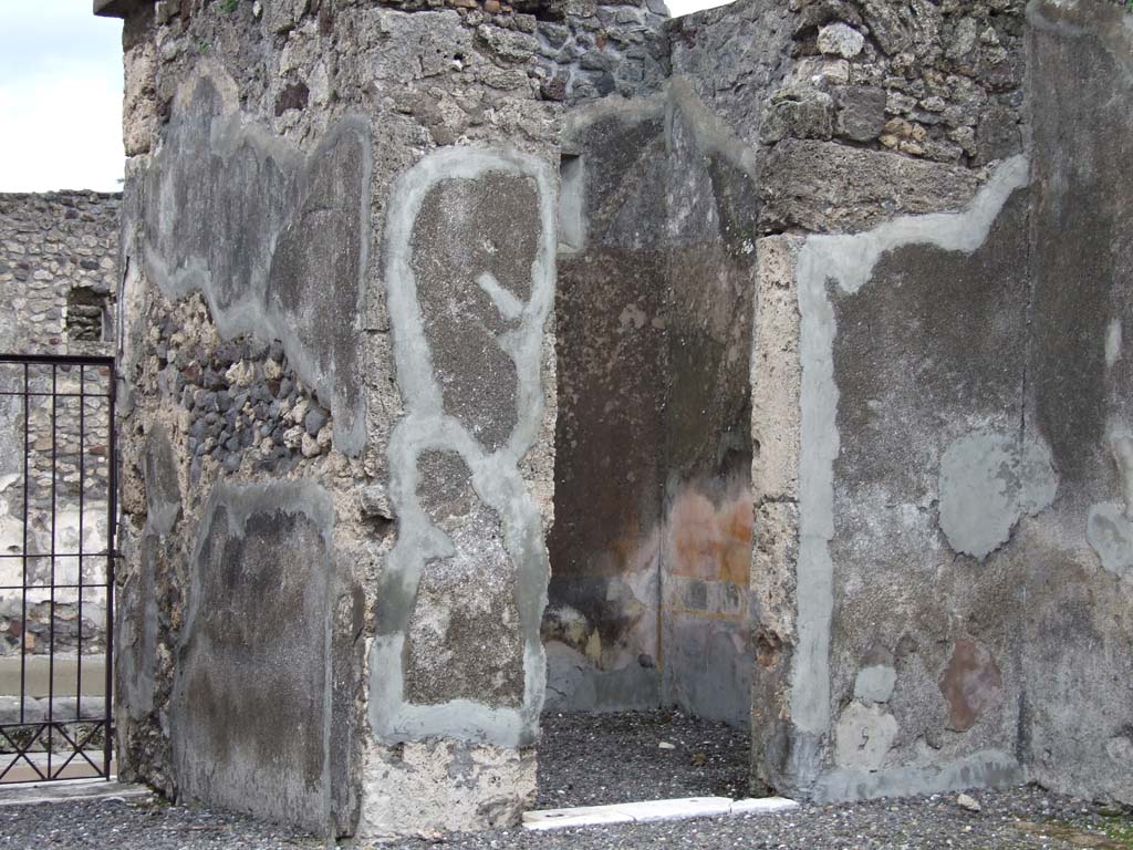 VI.7.19 Pompeii. December 2006. Doorway to cubiculum on south side of entrance corridor.