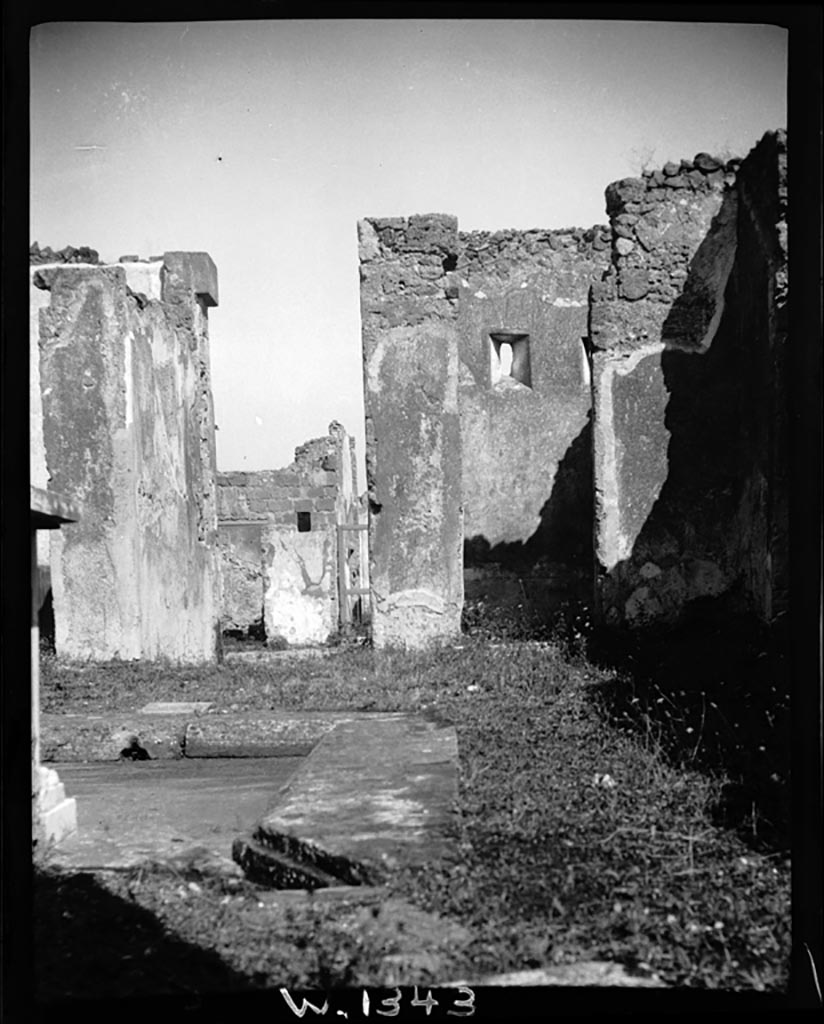 VI.7.19 Pompeii. W.1343. Looking east across south side of atrium towards entrance doorway.
Photo by Tatiana Warscher. Photo © Deutsches Archäologisches Institut, Abteilung Rom, Arkiv. 
