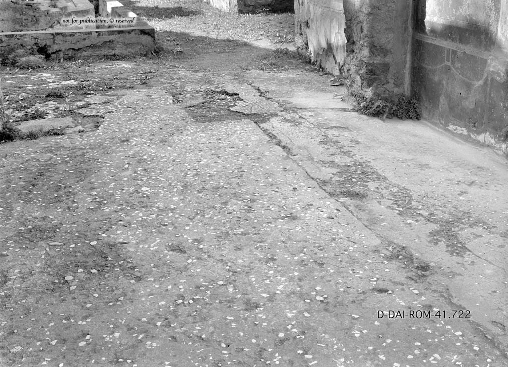 VI.7.23 Pompeii. c.1930. Looking west across flooring in tablinum, the north wall is on the right.
DAIR 41.722. Photo © Deutsches Archäologisches Institut, Abteilung Rom, Arkiv.
See Pernice, E.  1938. Pavimente und Figürliche Mosaiken: Die Hellenistische Kunst in Pompeji, Band VI. Berlin: de Gruyter, (p. 85, tav.38,3, above.)
