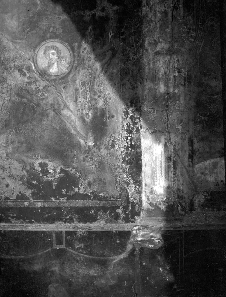 VI.7.23 Pompeii. W.1164. Medallion in north wall of tablinum, at west end.
Photo by Tatiana Warscher. Photo © Deutsches Archäologisches Institut, Abteilung Rom, Arkiv.
