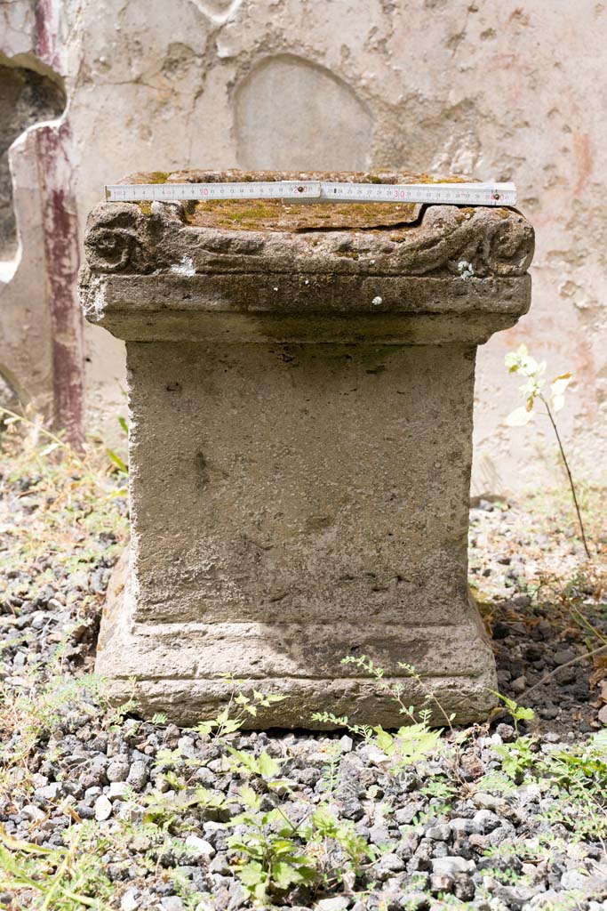 VI.7.23 Pompeii. July 2021. Detail of width of top of altar. Photo courtesy of Johannes Eber.