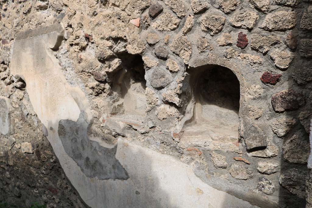 VI.8.14, Pompeii. December 2018. North wall with two niches and remaining plaster. Photo courtesy of Aude Durand.