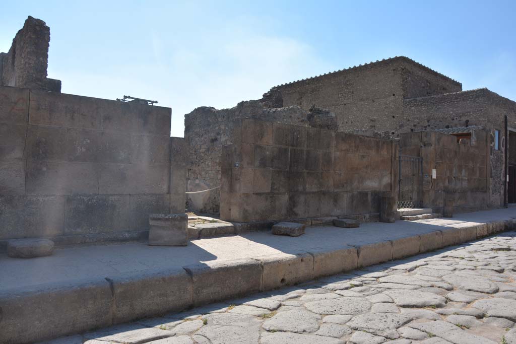 VI.8.21 Pompeii, on left of centre. July 2017. Doorway on west side of Via di Mercurio, in centre, with VI.8.22, centre right.
Foto Annette Haug, ERC Grant 681269 DÉCOR.

