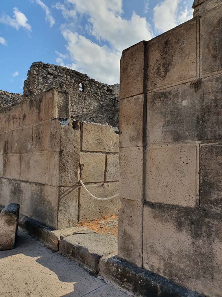 VI.8.21 Pompeii. September 2019. Looking south towards entrance doorway on Via di Mercurio.
Foto Annette Haug, ERC Grant 681269 DÉCOR
