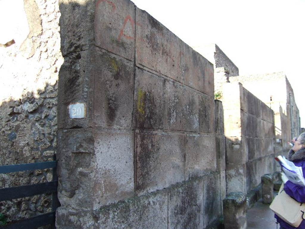 VI.8.20 and wall leading to VI.8.21. Pompeii.   December 2006