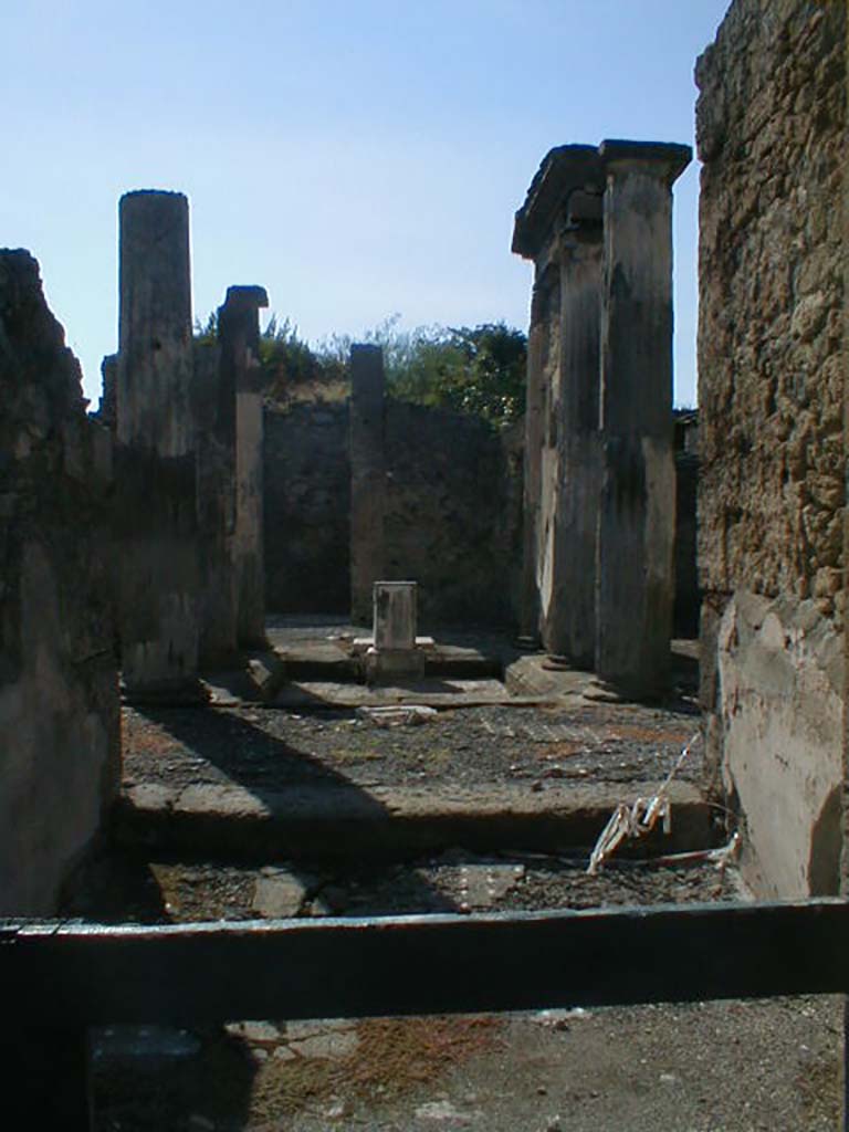 VI.8.21 Pompeii. September 2004. Looking west from entrance vestibule to atrium.