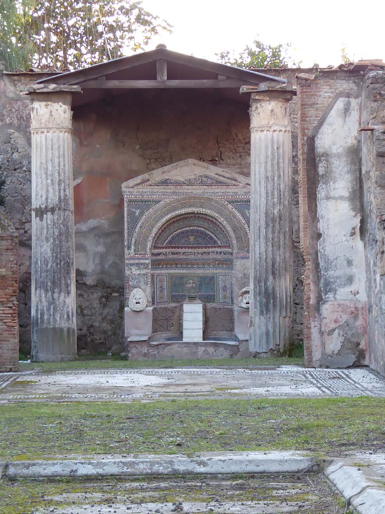 VI.8.22 Pompeii. January 2017. 
Looking west across impluvium in atrium towards tablinum, and fountain in portico.
Foto Annette Haug, ERC Grant 681269 DÉCOR.
