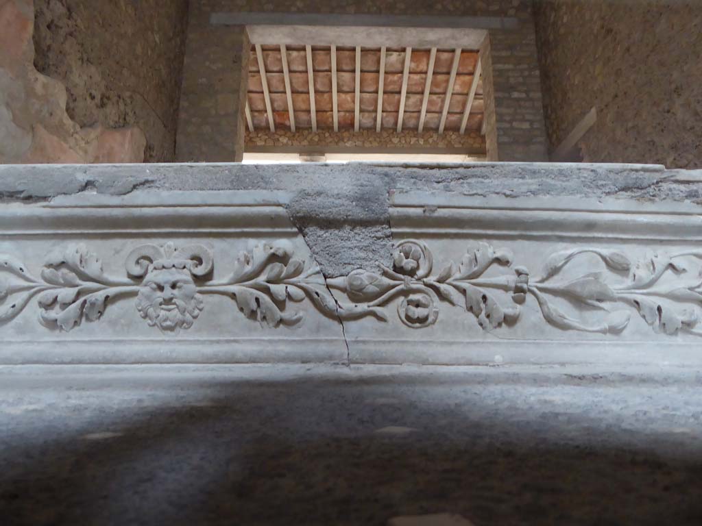 VI.8.23 Pompeii. September 2017. Detail from centre of decorated step.
Foto Annette Haug, ERC Grant 681269 DÉCOR.
