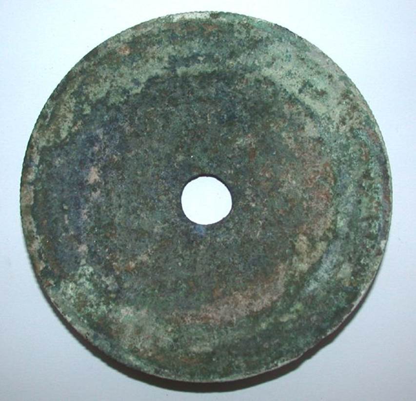 VI.9.1 Bronze disc, possibly part of candelabra? Side 2.  Diameter 0.125m, thickness 0.01m.  OA 2806 Elment de mobilier : plateau infrieur de candlabre ? muse Cond, photo RMN  R.G. Ojeda