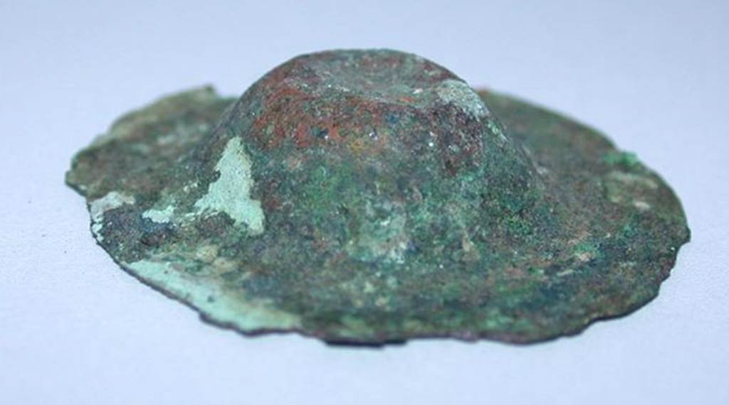 VI.9.1 Small bronze hammered phalre, view 2.  Height 0.007m, diameter 0.033m.  OA 2808 Phalre, muse Cond, photo RMN  R.G. Ojeda