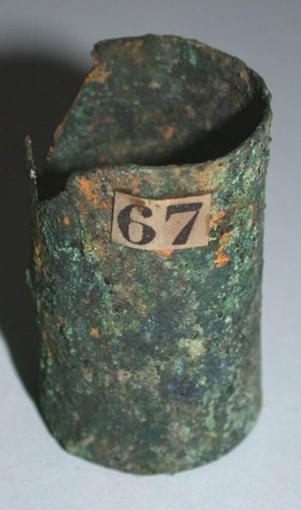 VI.9.1 Bronze Inkpot, view 1.  Height 0.037m, diameter 0.02m.  OA 2810 Encrier ?, muse Cond, photo RMN  R.G. Ojeda