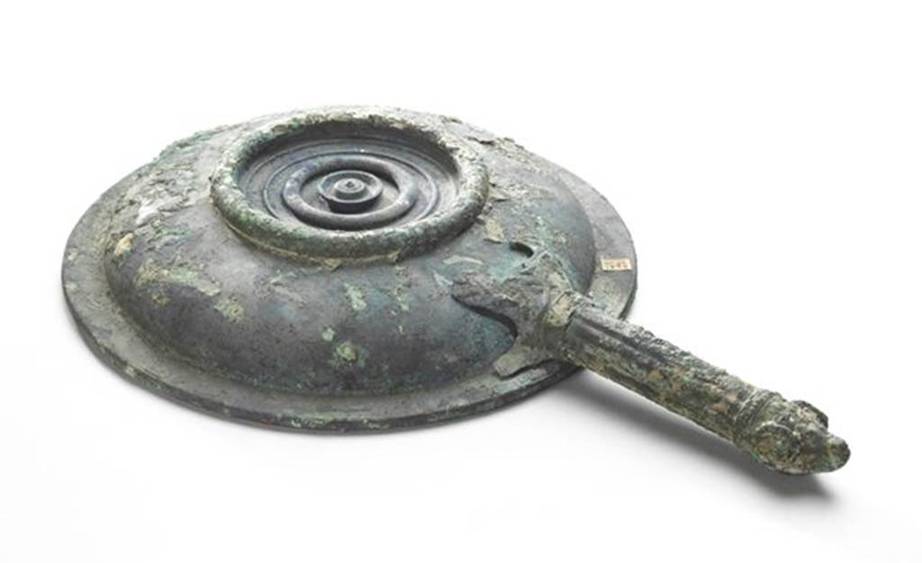 VI.9.1 Bronze Patre, botton view.  Length 0.26, diameter 0.16.  OA 2793 Patre, muse Cond, photo RMN  R.G. Ojeda