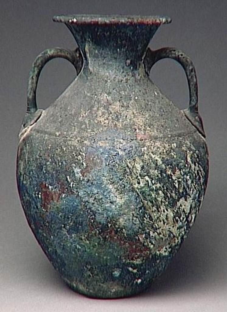 VI.9.1 Bronze amphora, height 0.34m.  OA 1823 Amphore, muse Cond, photo RMN  R.G. Ojeda