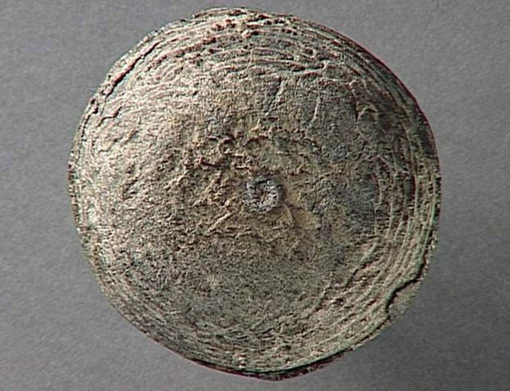 VI.9.1 Circular object with seal of lead.  Diameter 0.06m.  OA 1828 Elment circulaire, muse Cond, photo RMN  R.G. Ojeda