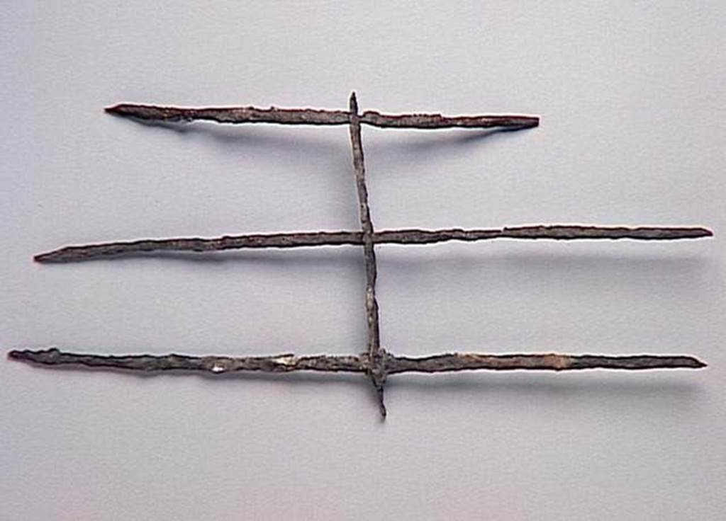 VI.9.1 Three iron bars linked by a cross piece, probably from one of the windows.  Length maximum 0.66m.  OA 1830 Barreaux, muse Cond, photo RMN  R.G. Ojeda