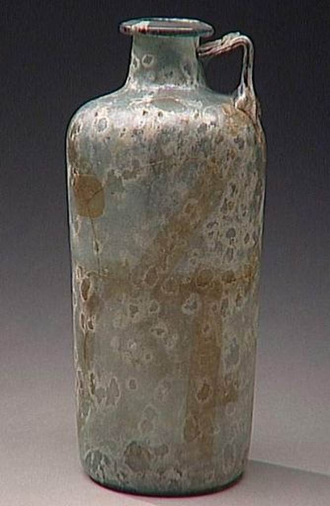 VI.9.1 Cylindrical glass jug.  Height 0.29m.  OA 1841 Cruche cylindrique, muse Cond, photo RMN  R.G. Ojeda