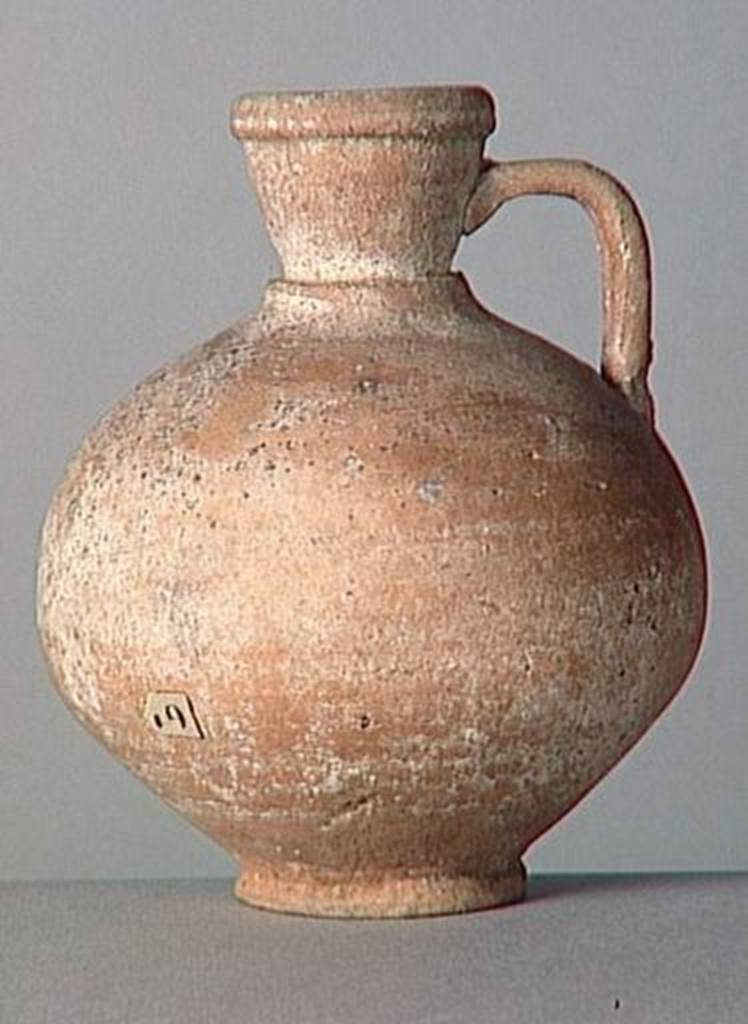 VI.9.1 Clay jug.  OA 1846 Cruche, muse Cond, photo RMN  R.G. Ojeda