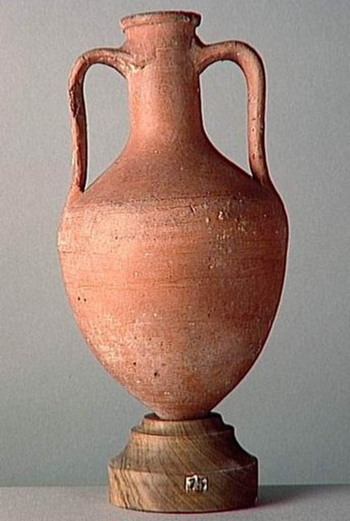 VI.9.1 Clay amphora.  Height 0.21m.  OA 1855 Amphore, muse Cond, photo RMN  R.G. Ojeda