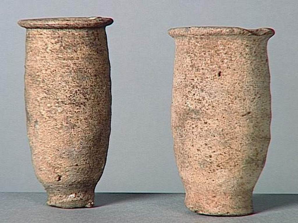 VI.9.1 Two clay cups.  Height 0.088m and 0.085m.  OA 1856 - OA 1857 Deux Godets, muse Cond, photo RMN  R.G. Ojeda
