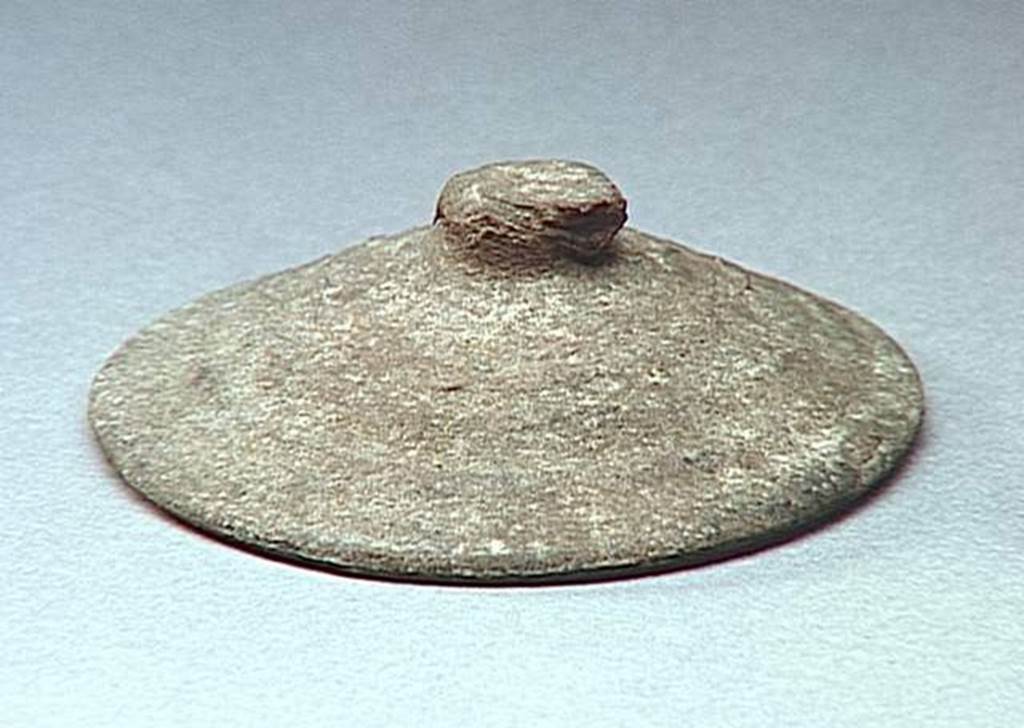 VI.9.1 Clay lid.  Height 0.004m, diameter 0.011m.  OA 1858 Couvercle, muse Cond, photo RMN  R.G. Ojeda