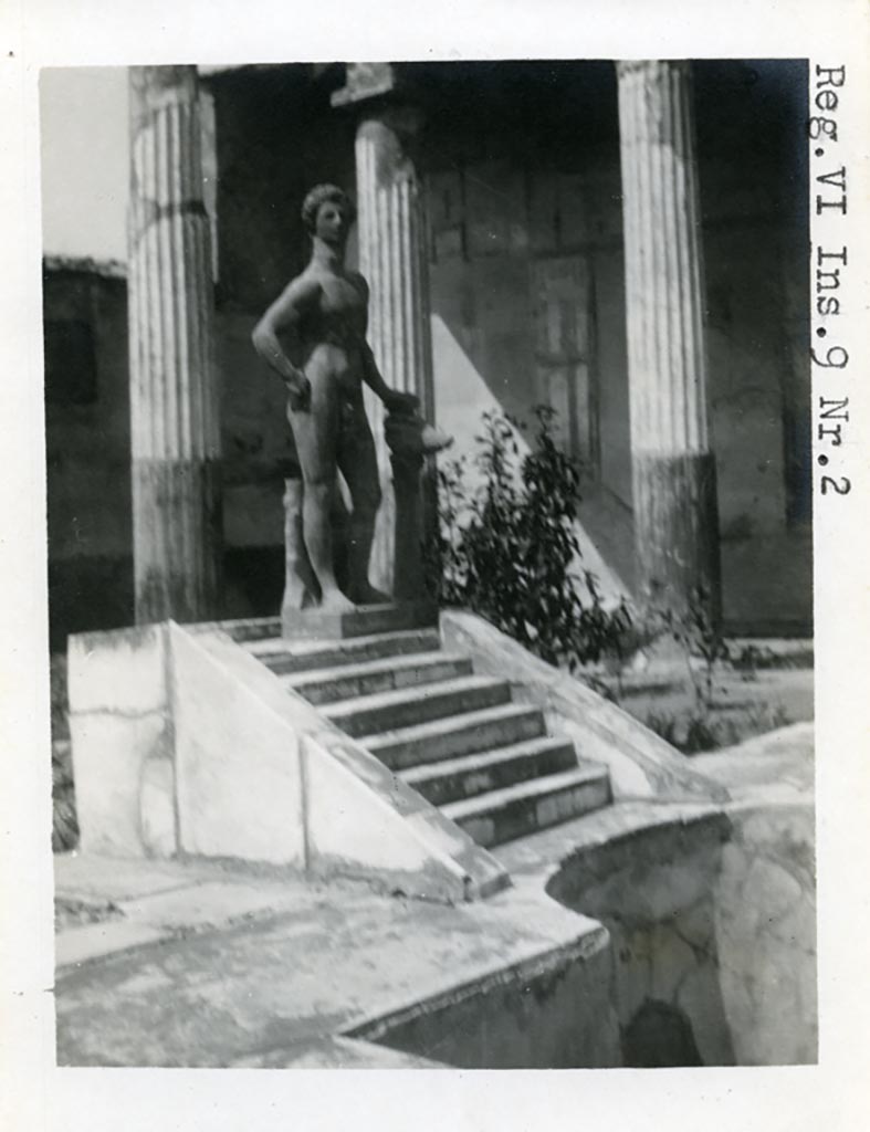 VI.9.2 Pompeii. Pre-1937-1939.
Peristyle garden 17, marble fountain 19 with steps or cascade at west end of pool.  
Photo courtesy of American Academy in Rome, Photographic Archive. Warsher collection no. 413.

