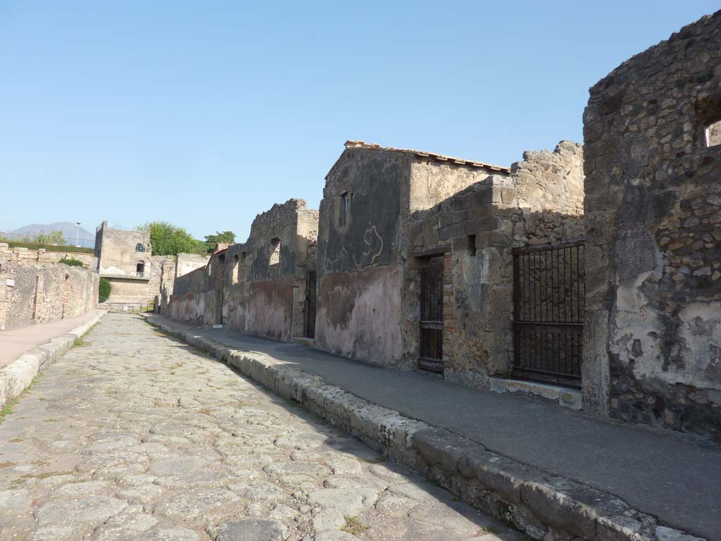 Via di Mercurio, Pompeii. October 2014. Looking north along east side of roadway, with doorway to VI.9.5, on right.
Foto Annette Haug, ERC Grant 681269 DÉCOR.
