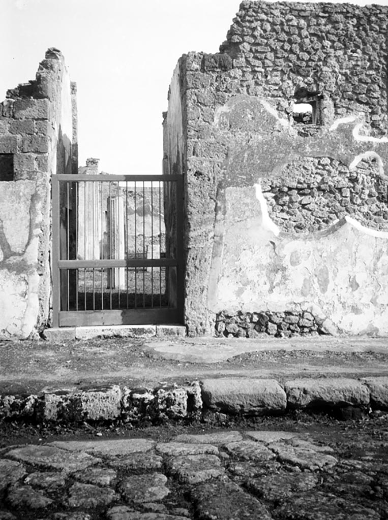 VI.9.5 Pompeii. W673. Looking east from Via Mercurio towards entrance doorway.
Photo by Tatiana Warscher. Photo © Deutsches Archäologisches Institut, Abteilung Rom, Arkiv. 
