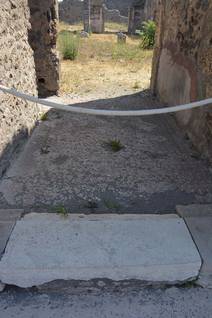 VI.9.5 Pompeii. July 2017. Detail of centre of doorway threshold, looking east.
Foto Annette Haug, ERC Grant 681269 DÉCOR.
