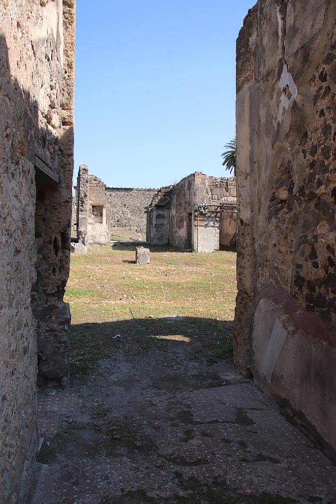 VI.9.5 Pompeii. October 2022. 
Looking east from entrance corridor towards atrium 16. Photo courtesy of Klaus Heese.
