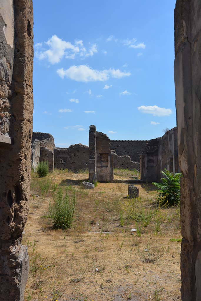 VI.9.5 Pompeii. July 2017. 
Looking east from entrance doorway along fauces 14 towards Corinthian atrium 16.
Foto Annette Haug, ERC Grant 681269 DÉCOR.
