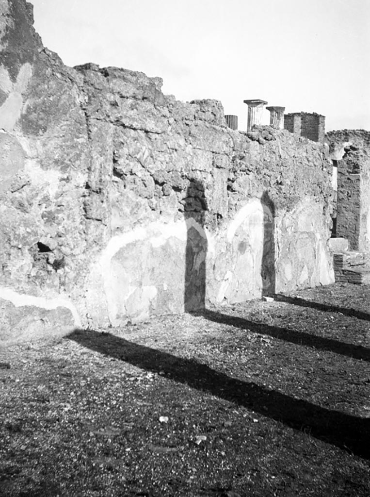 VI.9.5 Pompeii. W702.  Corinthian atrium 16, north wall, looking east.
Photo by Tatiana Warscher. Photo © Deutsches Archäologisches Institut, Abteilung Rom, Arkiv. 
