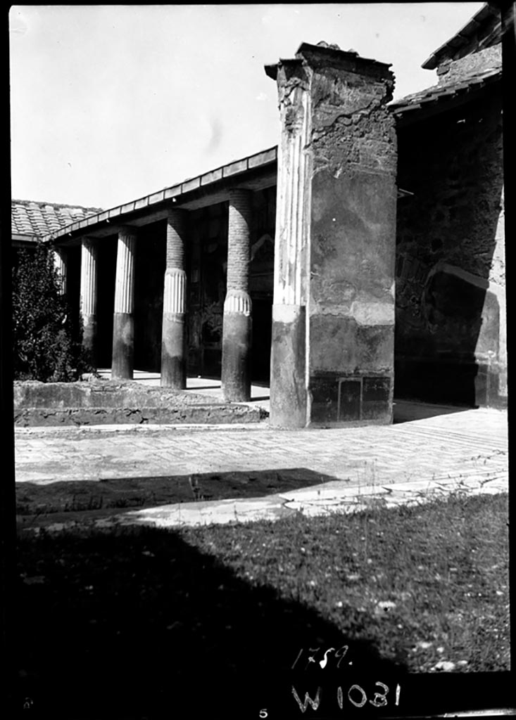 VI.9.6 Pompeii. W.1031. Room 6, pilaster in north-east corner of peristyle, looking west from room 22.
Photo by Tatiana Warscher. Photo © Deutsches Archäologisches Institut, Abteilung Rom, Arkiv. 
