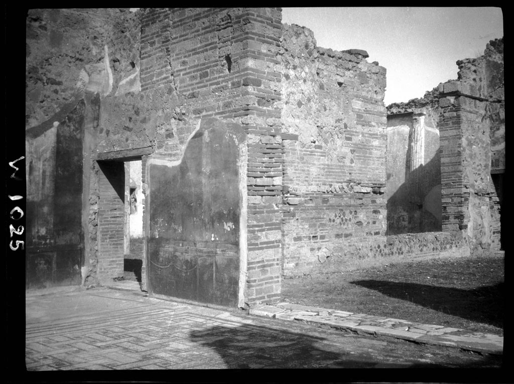 VI.9.6 Pompeii. W.1025. 
Room 6, north-east corner of peristyle, with small doorway to pseudo-peristyle and large doorway to large exedra with window.
Photo by Tatiana Warscher. Photo © Deutsches Archäologisches Institut, Abteilung Rom, Arkiv. 
