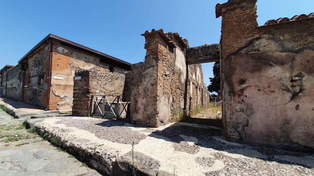 VI.10.1 Pompeii. July 2021. Looking towards east side of Via di Mercurio, with entrances at VI.10.1, centre left, and VI.10.2, on right.
Foto Annette Haug, ERC Grant 681269 DCOR.
