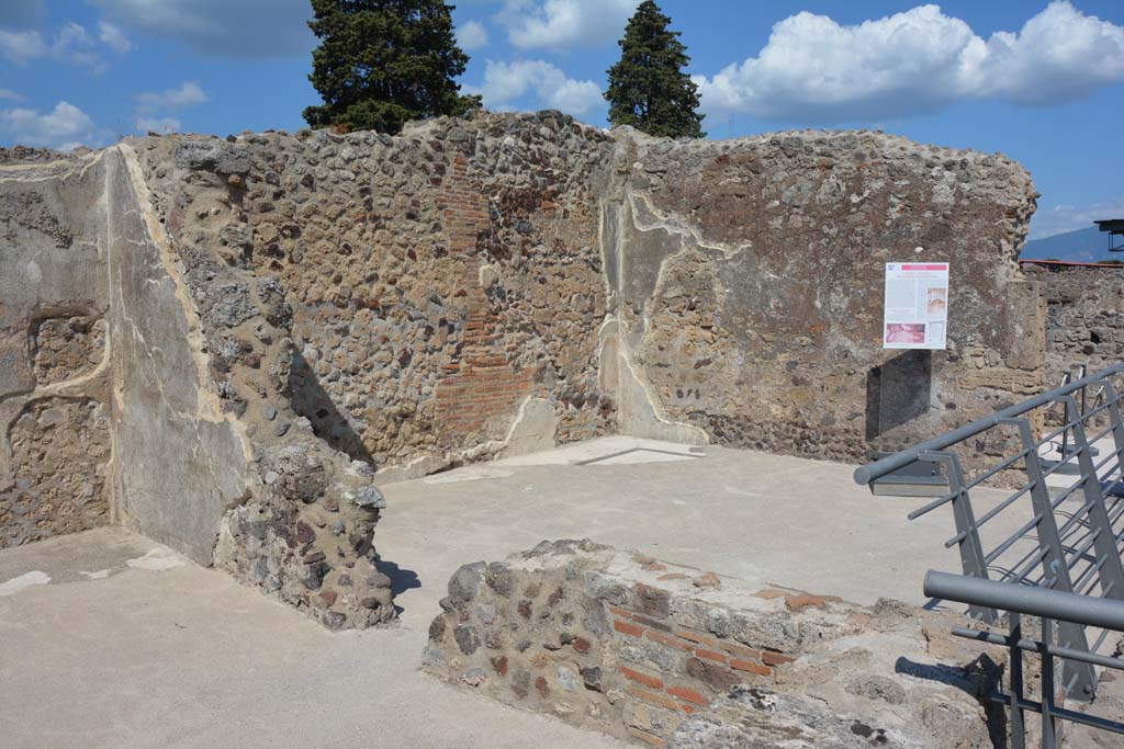 VI.10.7 Pompeii. September 2019. Doorway in east wall of room 9 into room 10.
Foto Annette Haug, ERC Grant 681269 DÉCOR.
