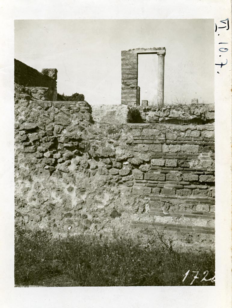 VI.10.7 Pompeii. Pre-1937-39. Portico on south side above garden area, looking north probably from VI.10.11.
Photo courtesy of American Academy in Rome, Photographic Archive. Warsher collection no. 1728.
