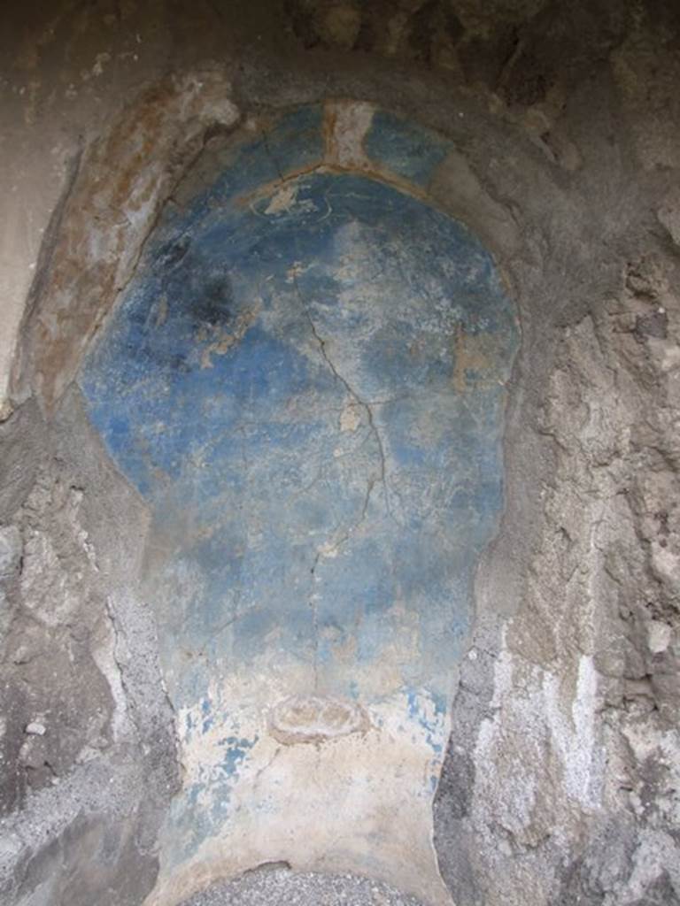 VI.10.7 Pompeii.  March 2009.  Room 15.  Garden area.  South side.  Centre niche.  Blue painted niche.