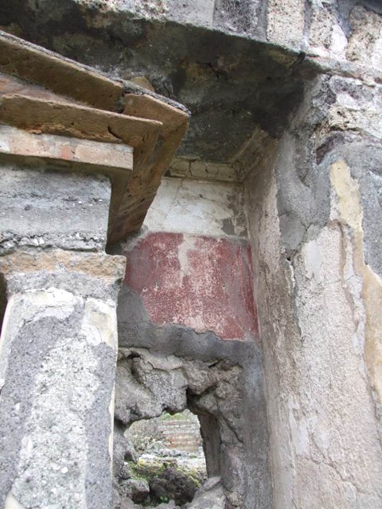 VI.10.7 Pompeii.  March 2009.  Room 15.  Garden area.  South side.  Centre niche.  Red and white painted plaster on west side of niche.