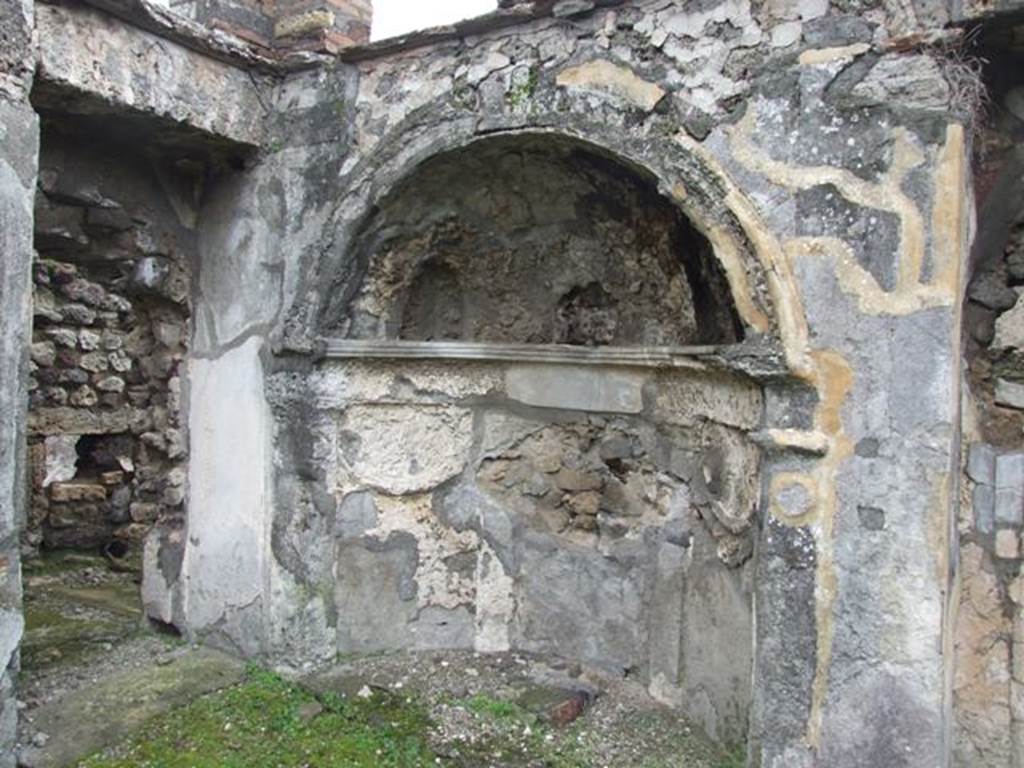 VI.10.7 Pompeii. March 2009. Room 15, south side of garden area. Apsed niche at east end.
